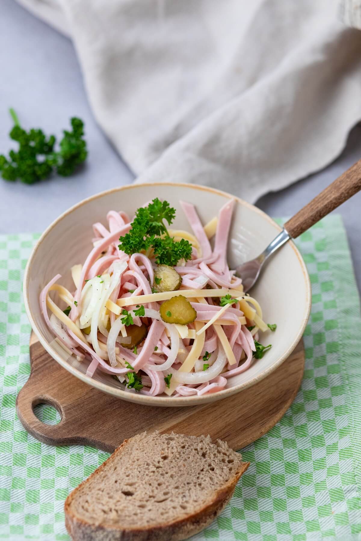 So machst du den besten Schweizer Wurstsalat mit Käse