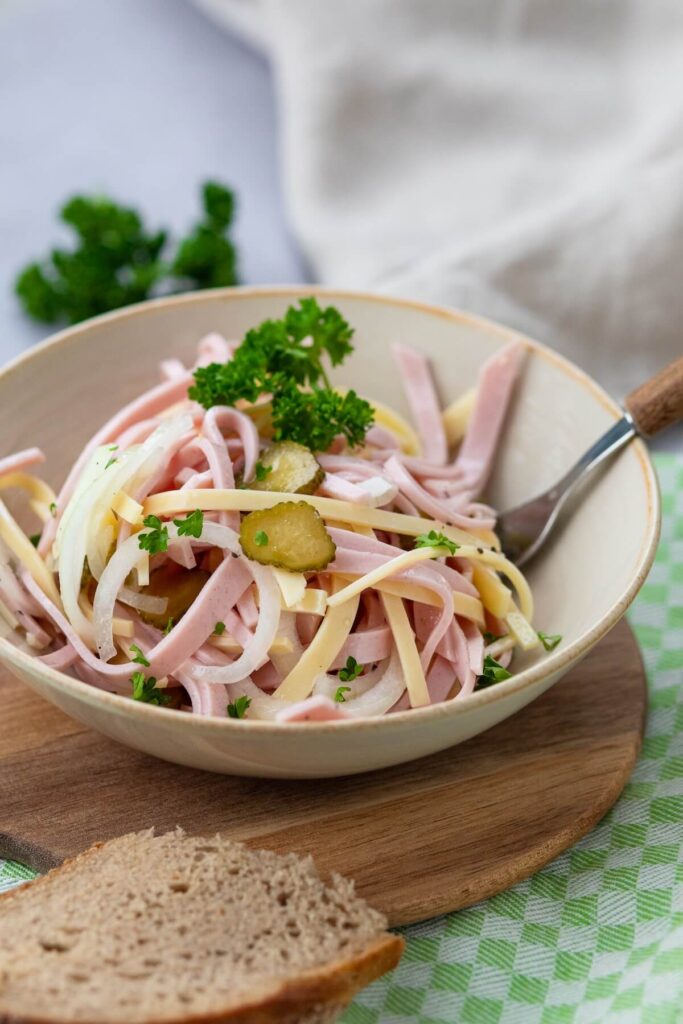 Wurstsalat mit Käse