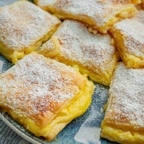 Blätterteigkuchen mit Puddingcreme und Apfel