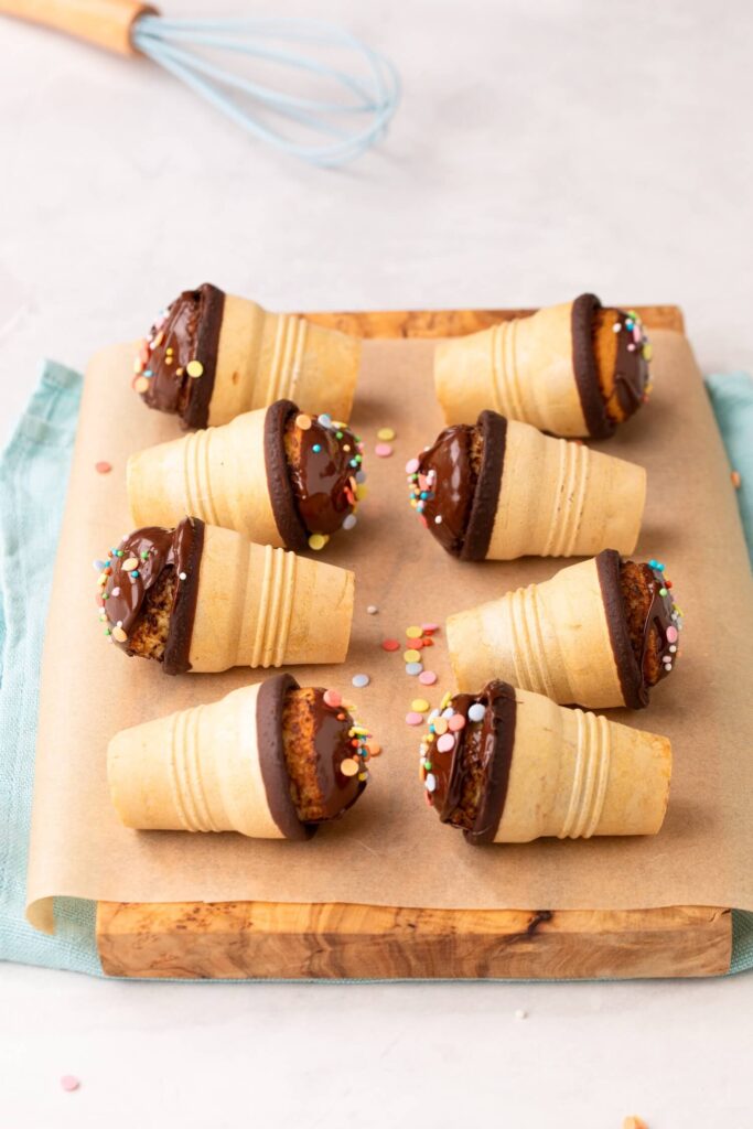 Kleine Kuchen im Waffelbecher 