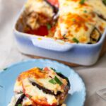 Griechisches Moussaka wie im Urlaub – mit Hackfleisch, Auberginen & cremiger Béchamelsauce. Einfach gemacht & super lecker!