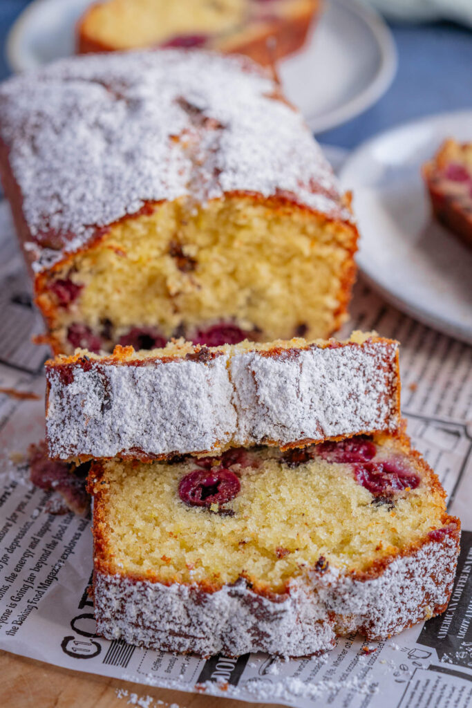 Kuchen mit Kirschen und Schokostreuseln
