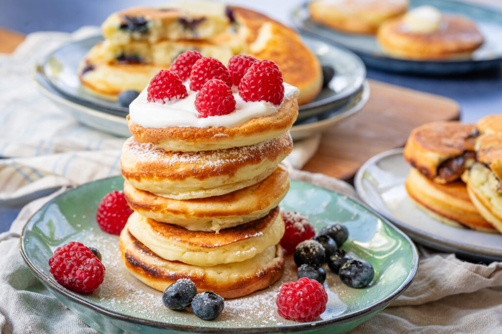 Pancakes mit Joghurt und Obst