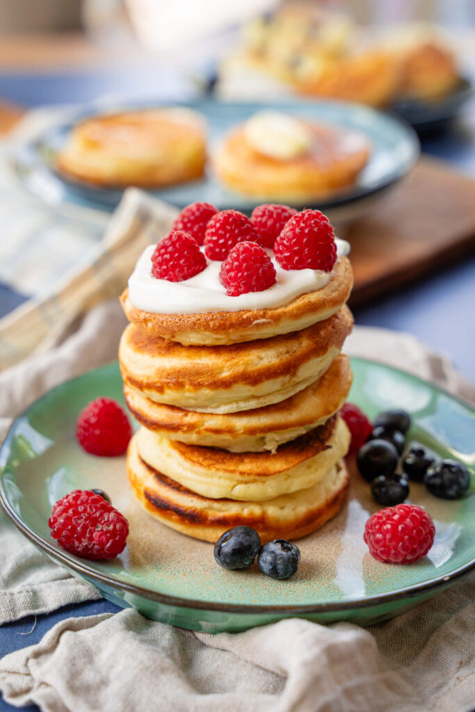Pancake Turm - super lecker mit Joghurt und Himbeeren