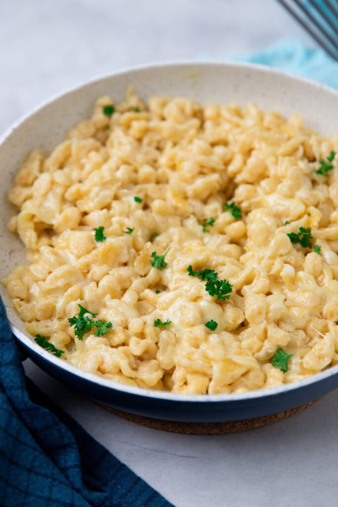 Käsespätzle mit Röstzwiebeln – einfaches Rezept wie im Allgäu