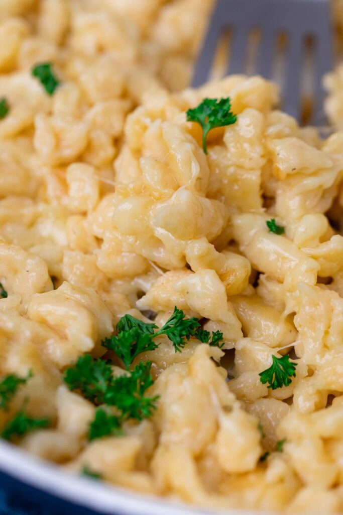 Käsespätzle mit Röstzwiebeln – einfaches Rezept wie im Biergarten