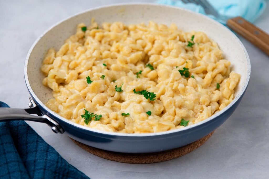 Käsespätzle mit Röstzwiebeln – einfaches Rezept wie im Allgäu - Einfach ...