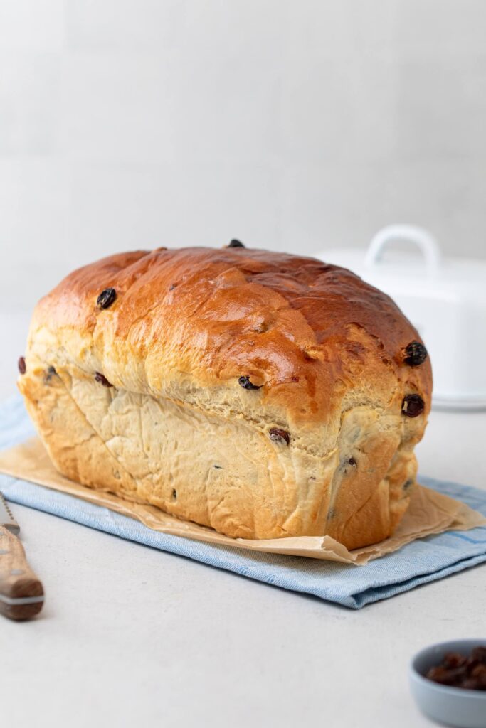 Omas Rosinenstuten mit frischer Hefe backen
