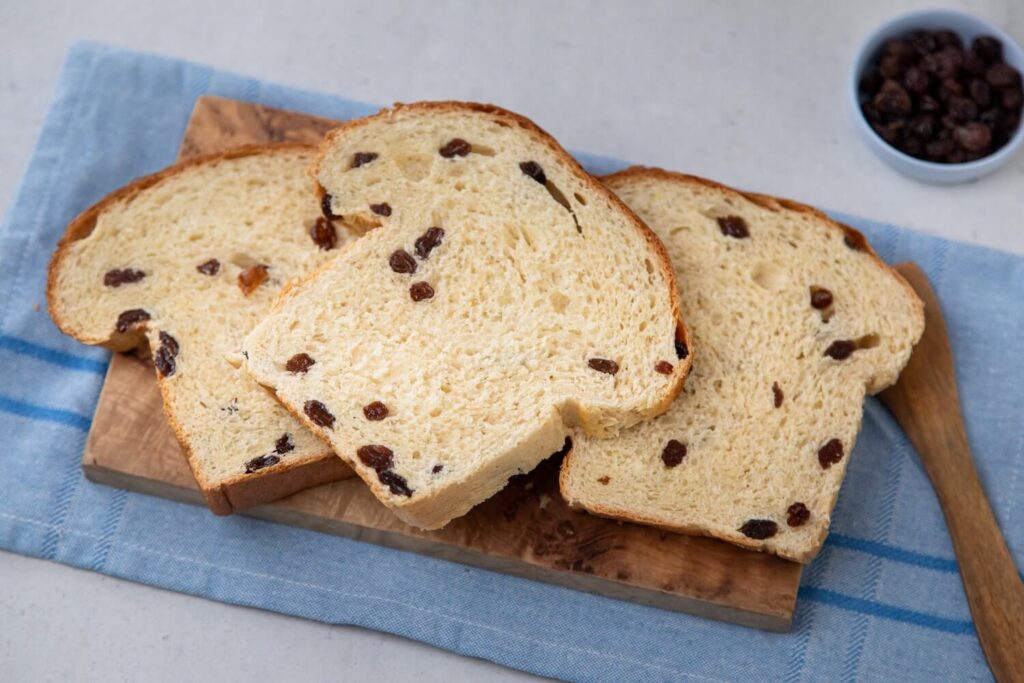 Weißbrot mit Rosinen selber backen - einfaches Rezept für Rosinenstuten