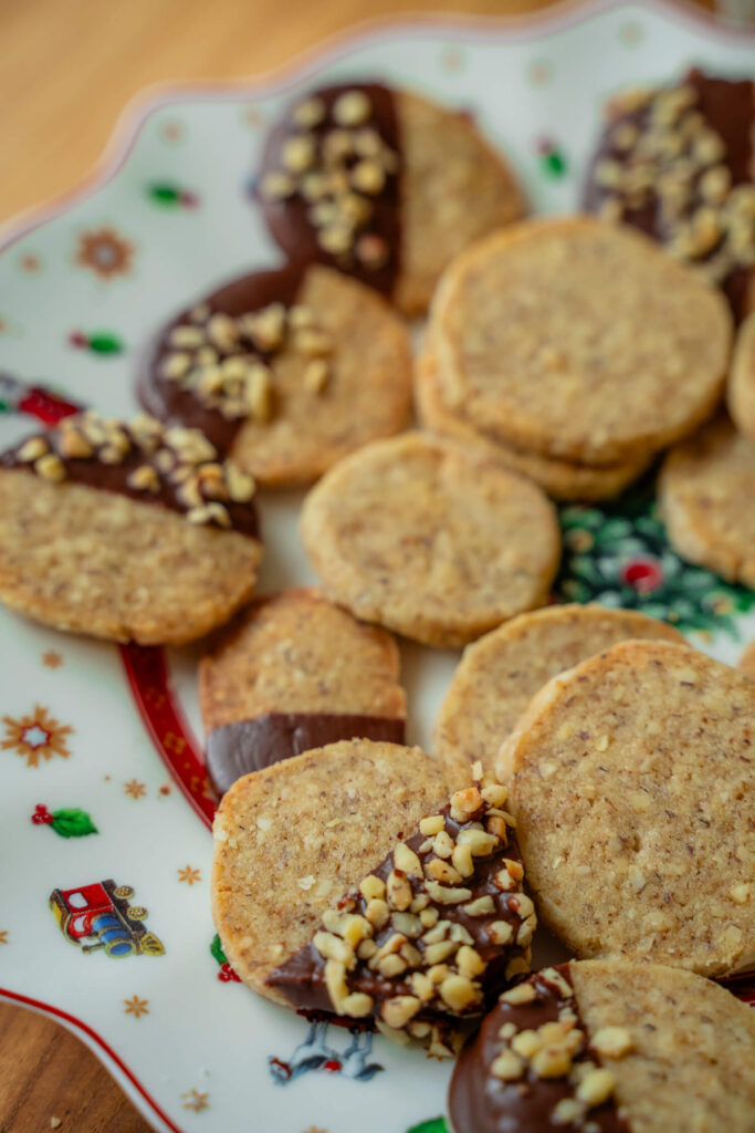 Mürbe Nusstaler mit Schokolade