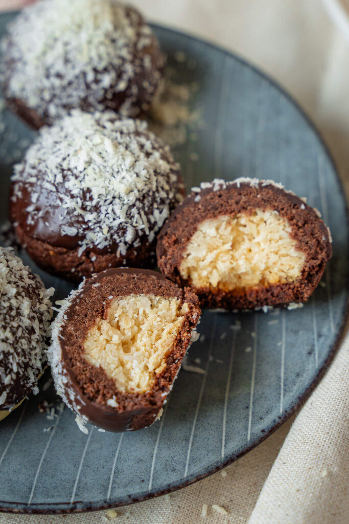 Kokoskugel mit Schokokeks