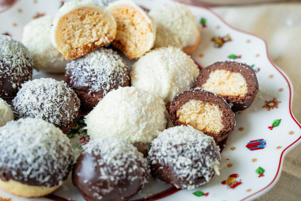 Kokoskugeln auf dem Plätzchenteller - wunderschöne Kokos Plätzchen