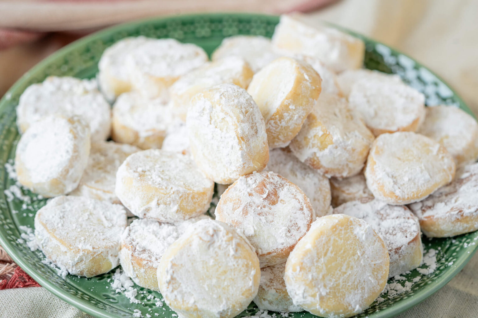 Omas schnelle Marzipan-Knöpfe - einfache Marzipanplätzchen Omas schnelle Marzipan-Knöpfe - einfache Marzipanplätzchen