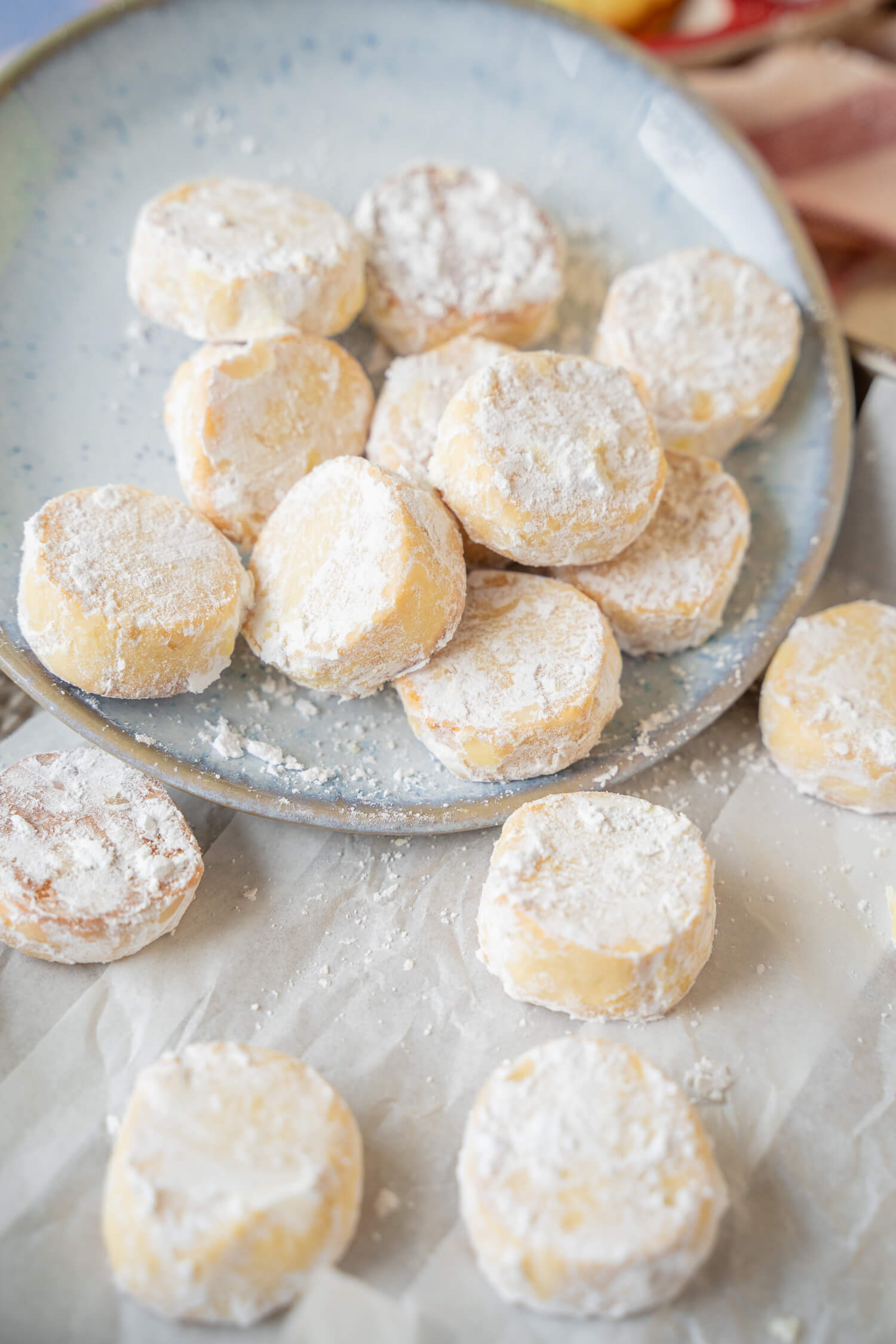 Omas schnelle Marzipan-Knöpfe - einfache Marzipanplätzchen Omas schnelle Marzipan-Knöpfe - einfache Marzipanplätzchen