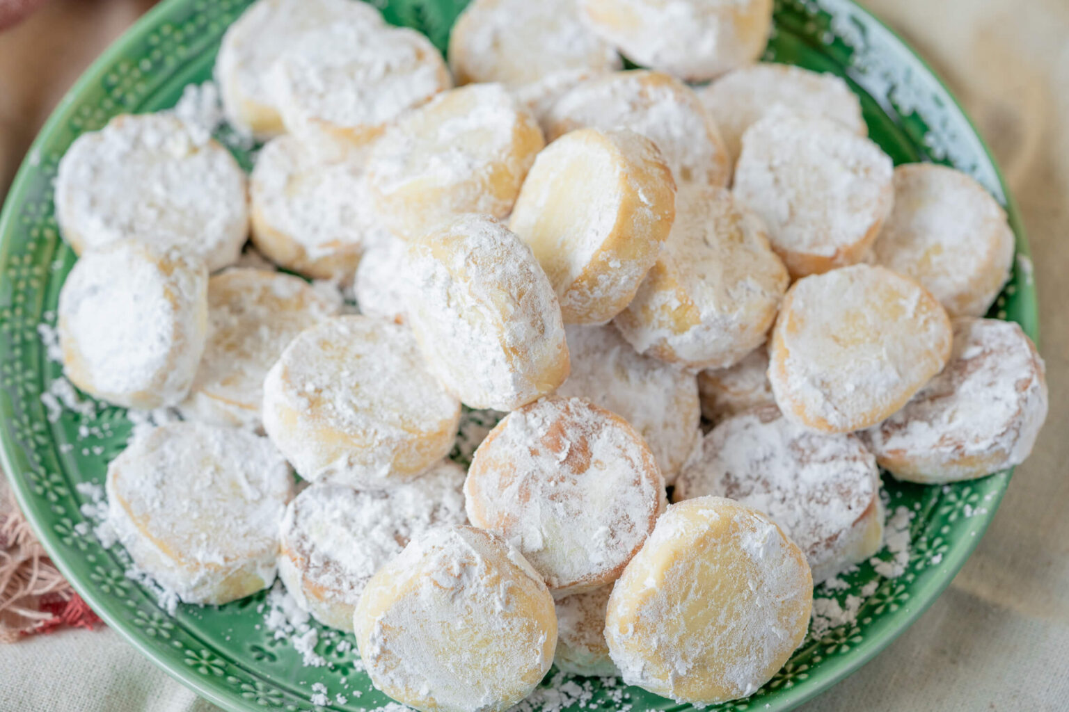 Omas schnelle Marzipan-Knöpfe - einfache Marzipanplätzchen