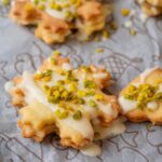 Pistazien-Marzipan-Plätzchen – zarte Weihnachtsplätzchen zum Ausstechen