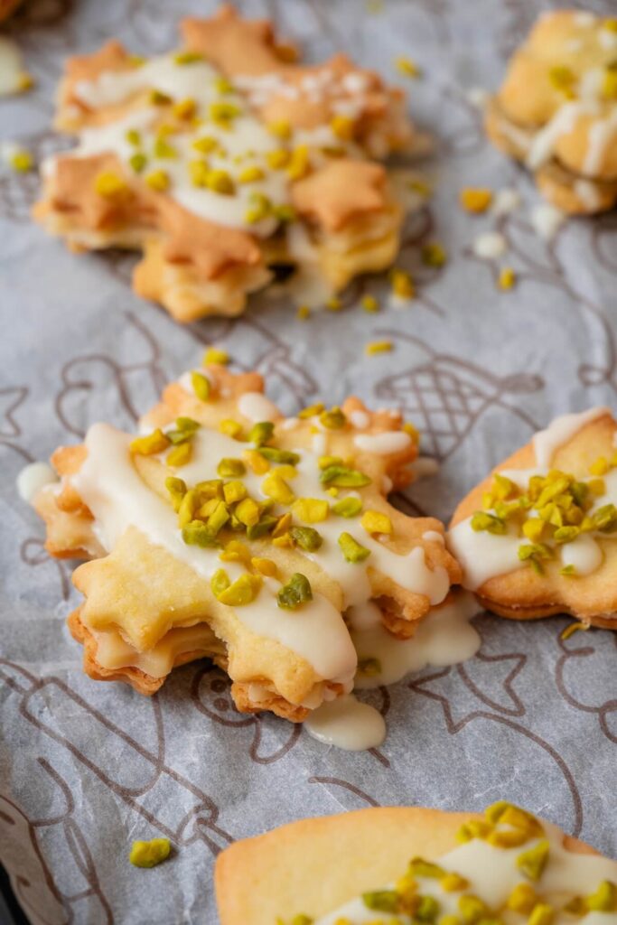 Pistazien-Marzipan-Plätzchen – zarte Weihnachtsplätzchen zum Ausstechen