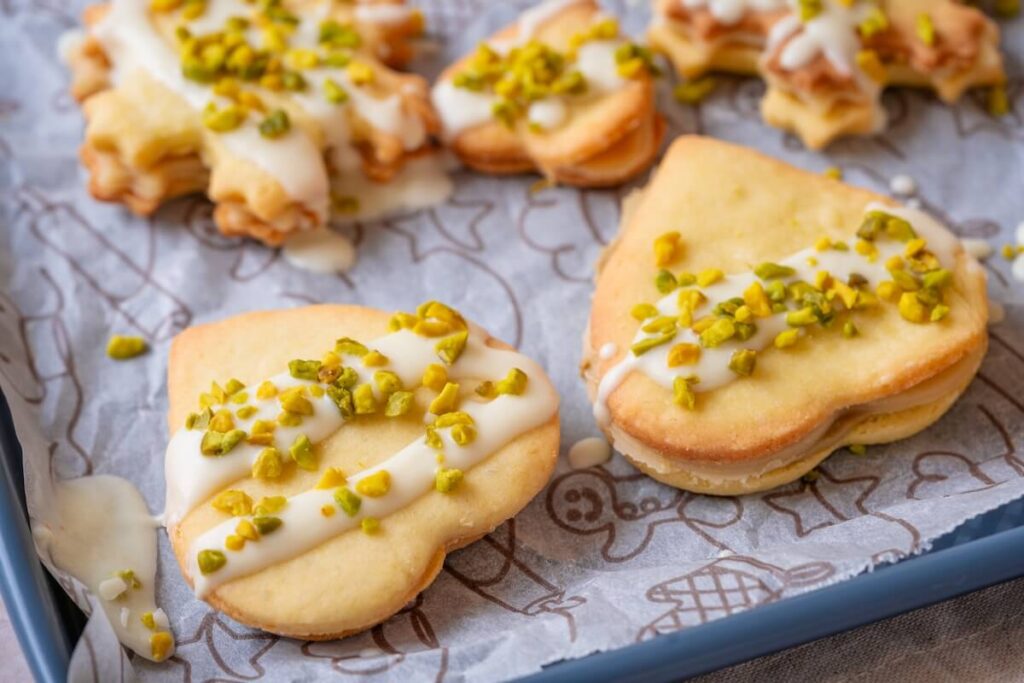 Pistazien-Marzipan-Plätzchen – zarte Weihnachtsplätzchen zum Ausstechen