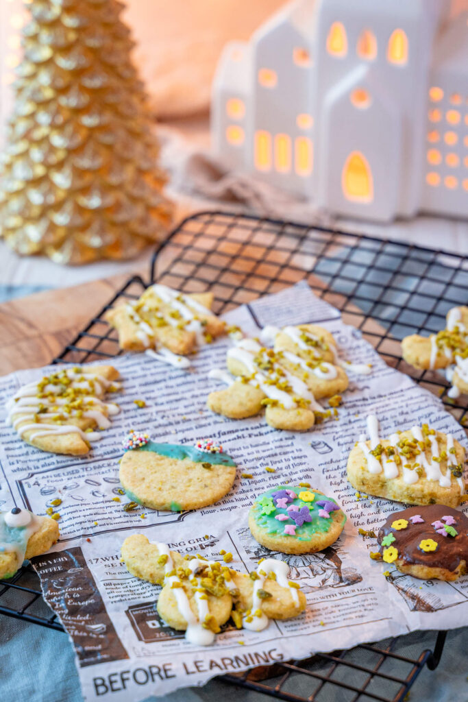 Zarter Plätzchenteig mit Pistazien – lässt sich wunderbar ausrollen, ausstechen und verzieren. Ideal für die Weihnachtsbäckerei!
