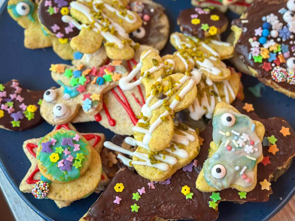 Zarter Plätzchenteig mit Pistazien – lässt sich wunderbar ausrollen, ausstechen und verzieren. Ideal für die Weihnachtsbäckerei!
