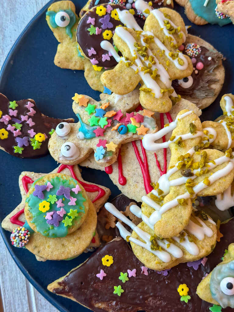 Diese Pistazien-Ausstechplätzchen sind einfach und richtig lecker – perfekt zum Verzieren!
