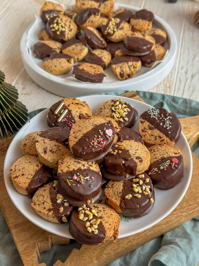 Einfache Schoko Taler aus einem zarten Teig mit Schokostückchen. Schnell vorbereitet, perfekt zum Vorbacken und herrlich schokoladig.