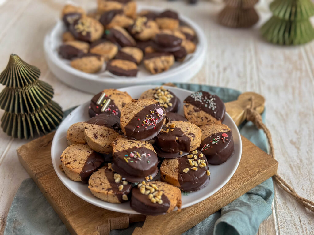 Einfache Schoko Taler aus einem zarten Teig mit Schokostückchen. Schnell vorbereitet, perfekt zum Vorbacken und herrlich schokoladig.