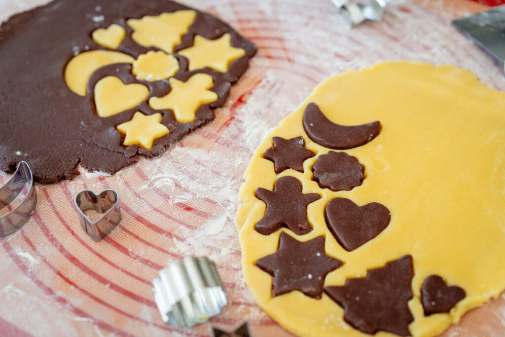 Diese Schoko Vanille Plätzchen sehen aus wie kleine Kunstwerke – und sind super einfach gemacht!