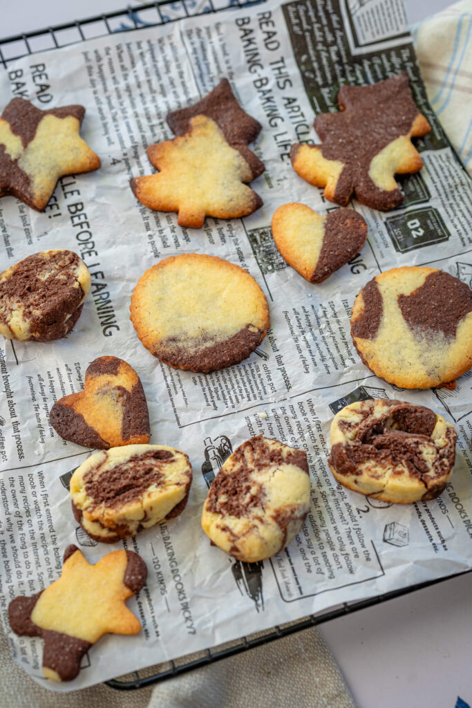 Diese Schoko Vanille Plätzchen sehen aus wie kleine Kunstwerke – und sind super einfach gemacht!