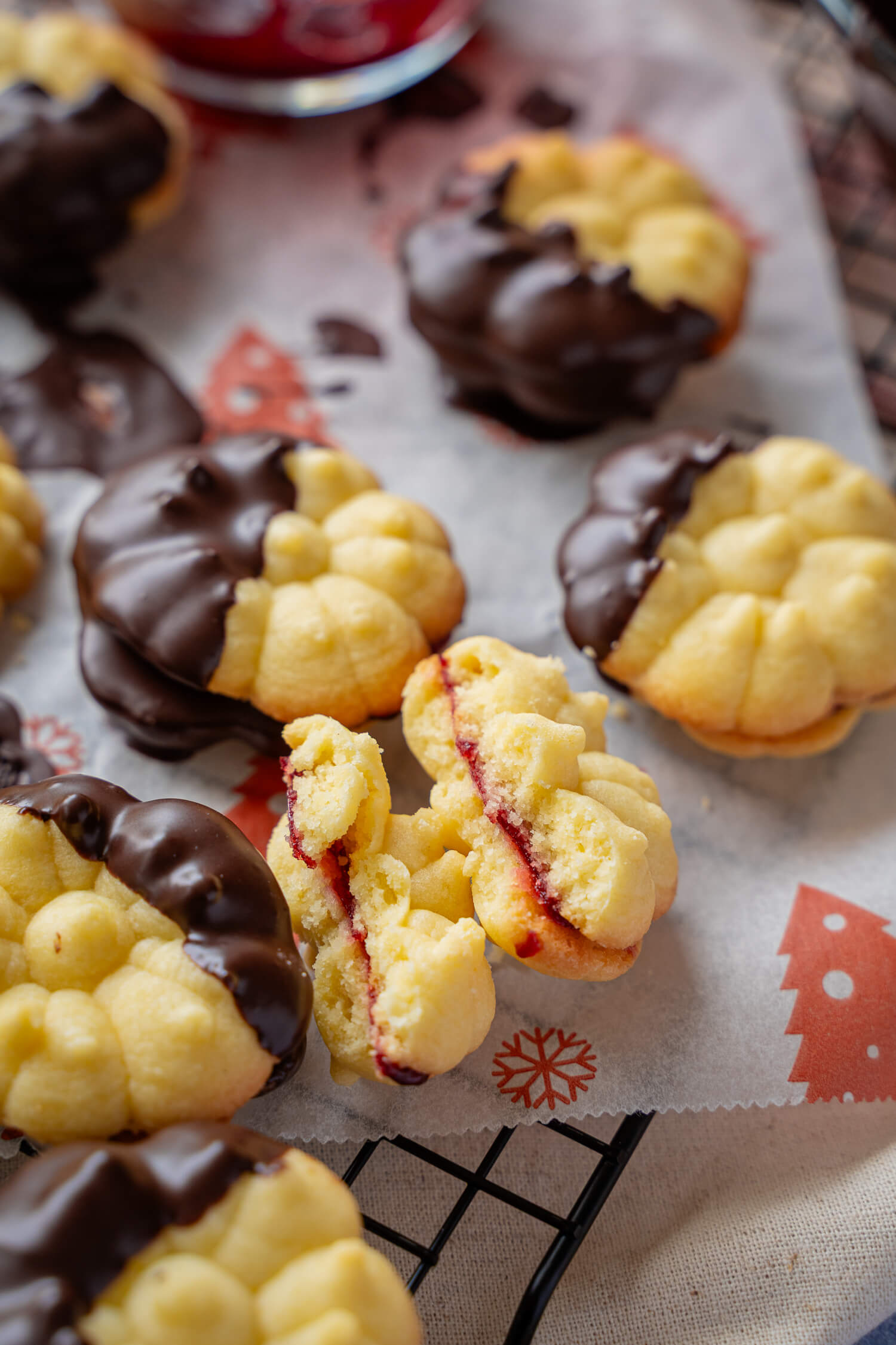 Zartes Spritzgebäck mit Marmelade