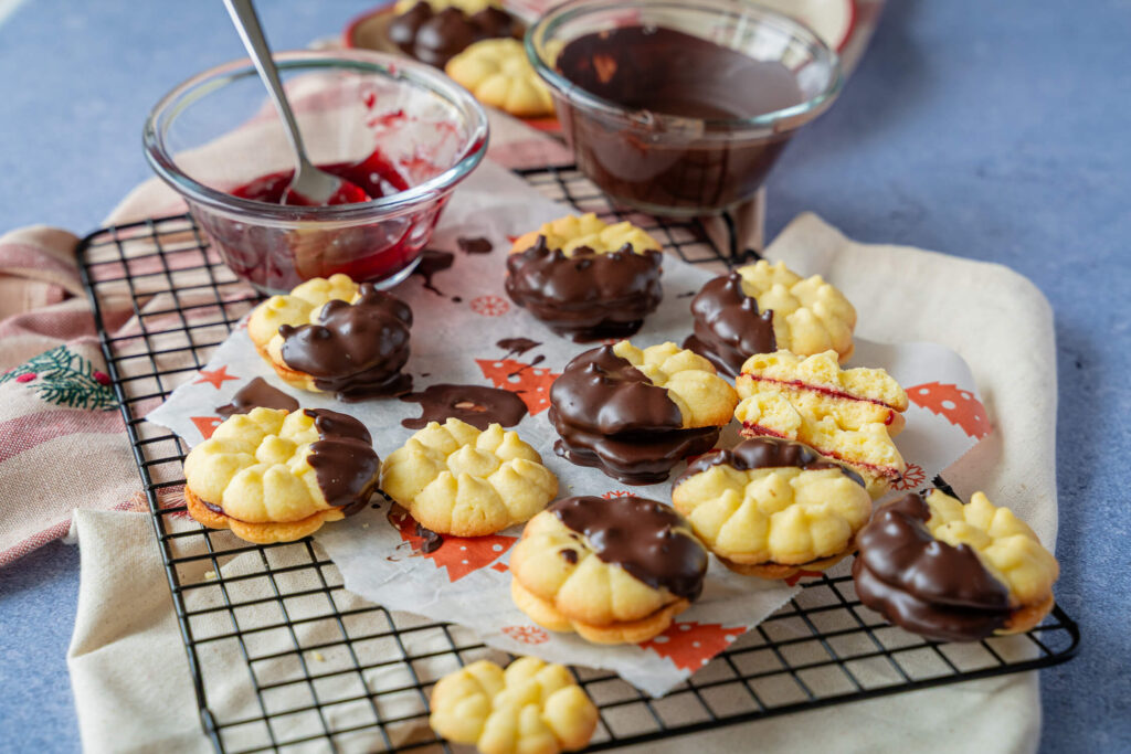 Spritzgebäck mit Marmelade – zart, mürbe & richtig lecker
