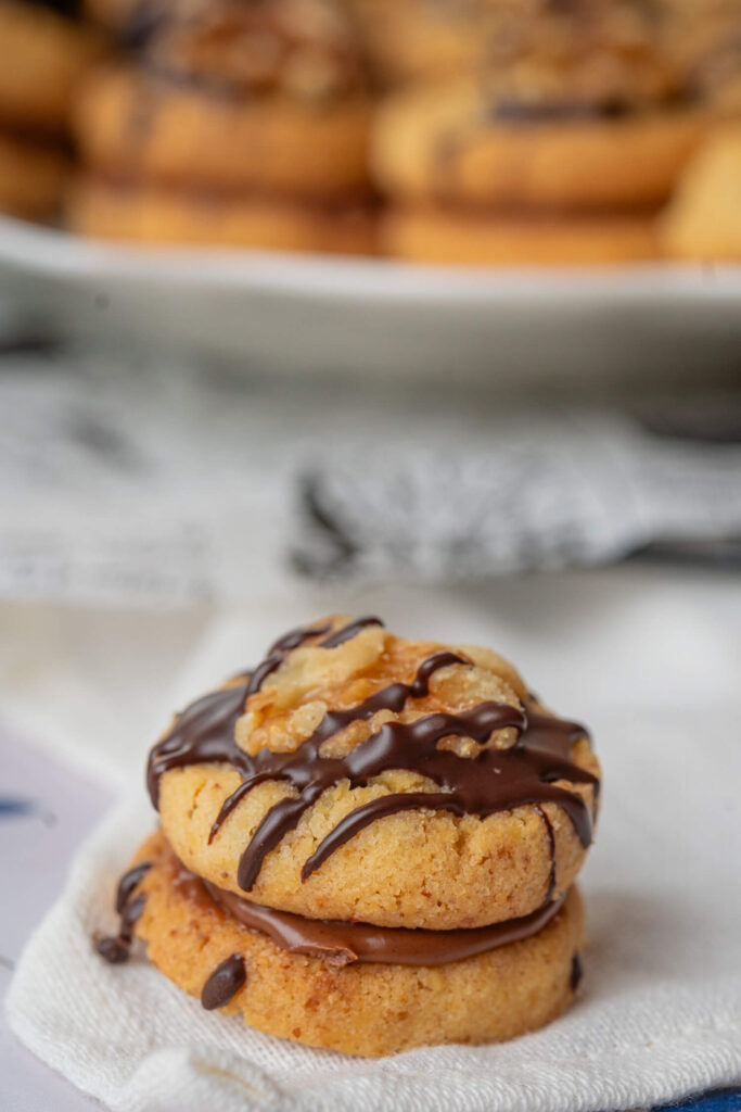 Mit Nougat gefüllte Walnuss Plätzchen