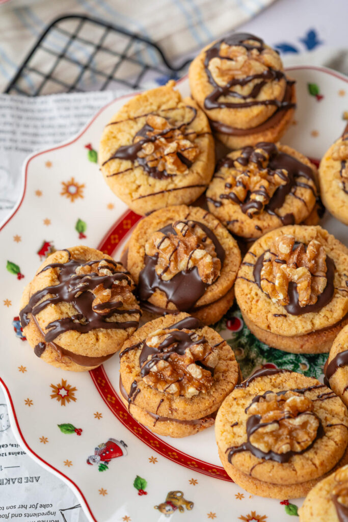 Einfache Walnussplätzchen mit Nougatfüllung