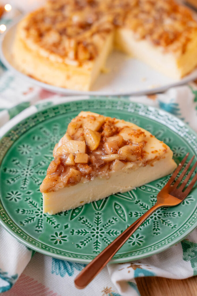 Käsekuchen für Weihnachten mit Vanillepudding und Bratapfel