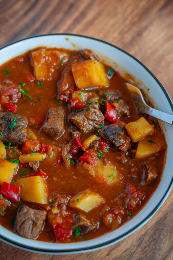 Gulasch mit Kartoffeln - unkompliziert und unglaublich lecker