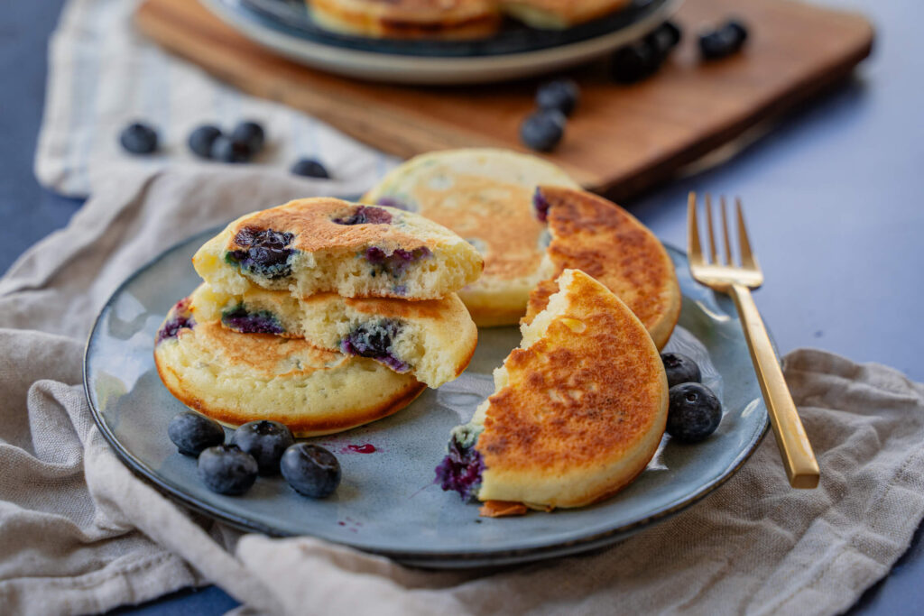Leckere Buttermilch-Pancakes mit Blaubeeren