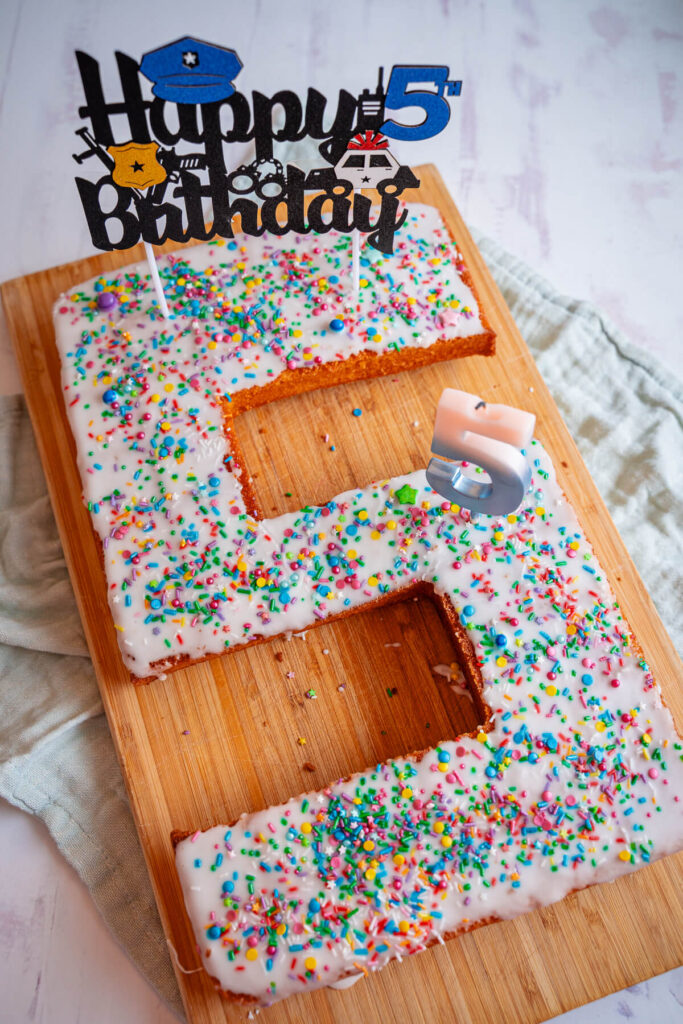 Fantakuchen als Zahl – saftiger Geburtstagskuchen mit Zuckerguss