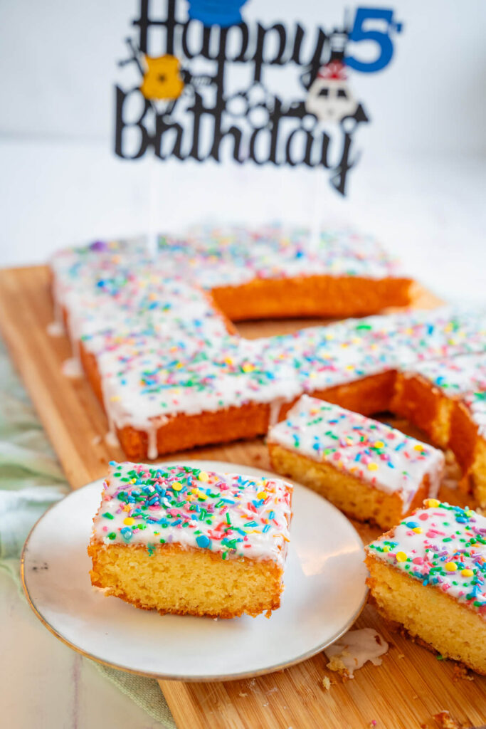 Kindergeburtstagskuchen als Zahl – einfacher Konfettikuchen