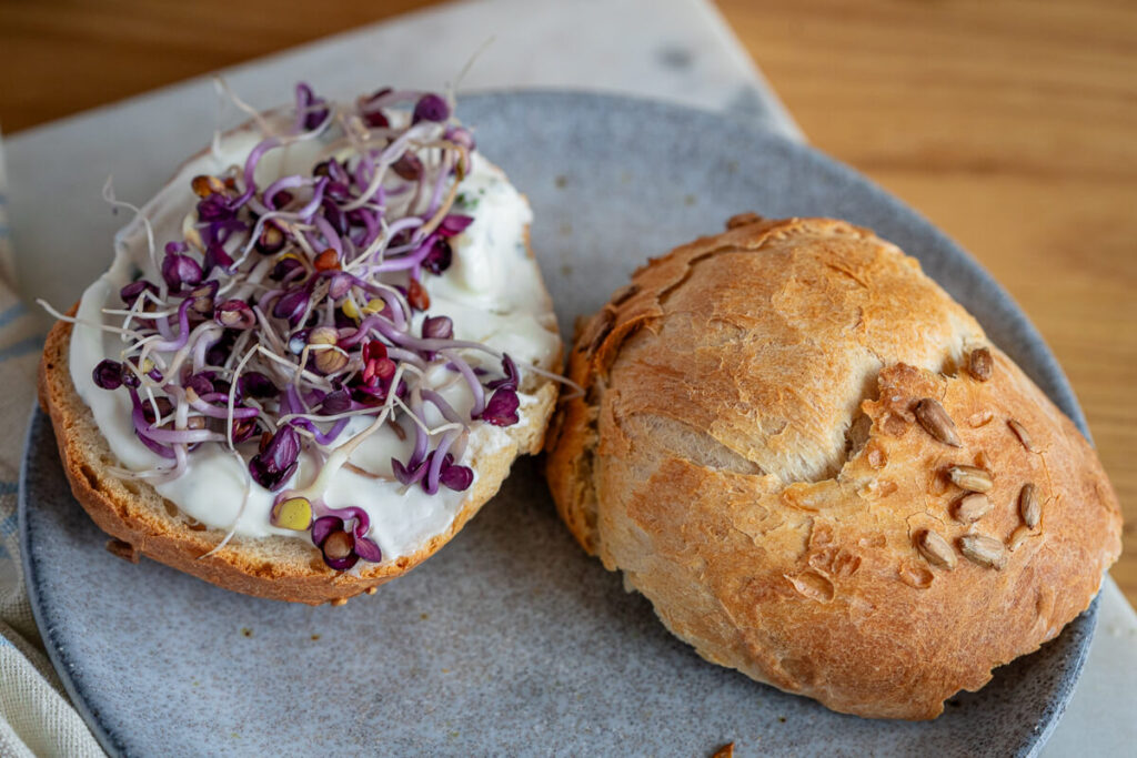 2. Brötchen backen über Nacht mit frischer Hefe