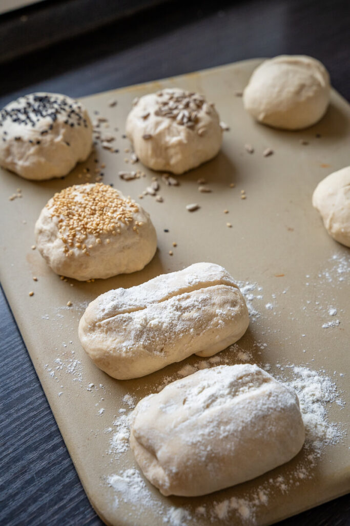 Brötchen backen über Nacht mit frischer Hefe