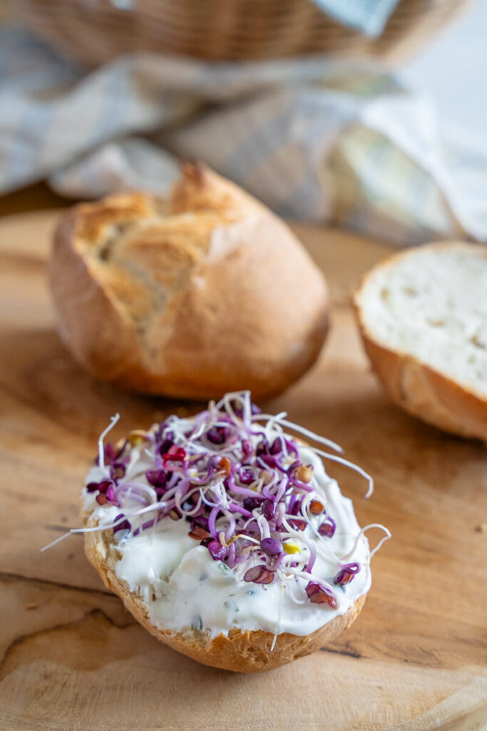 rötchen selber backen – knusprig & locker - belegt mit Sprossen und Kräuterquark