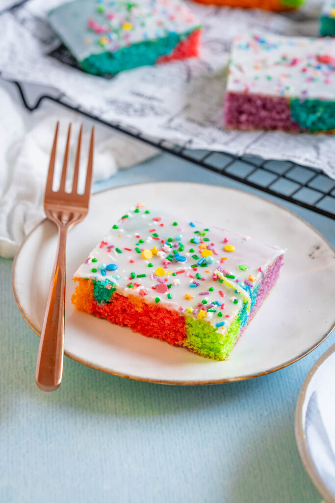 bunter Papageien Kuchen vom Blech