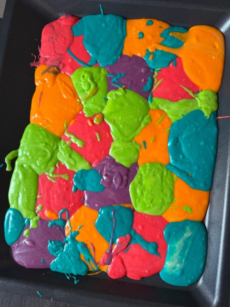 kindergeburtstagskuchen mit bunten farben - Papageienkuchen vom Blech