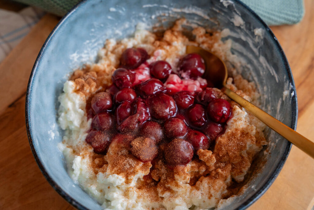 Milchreis mit heißen Kirschen