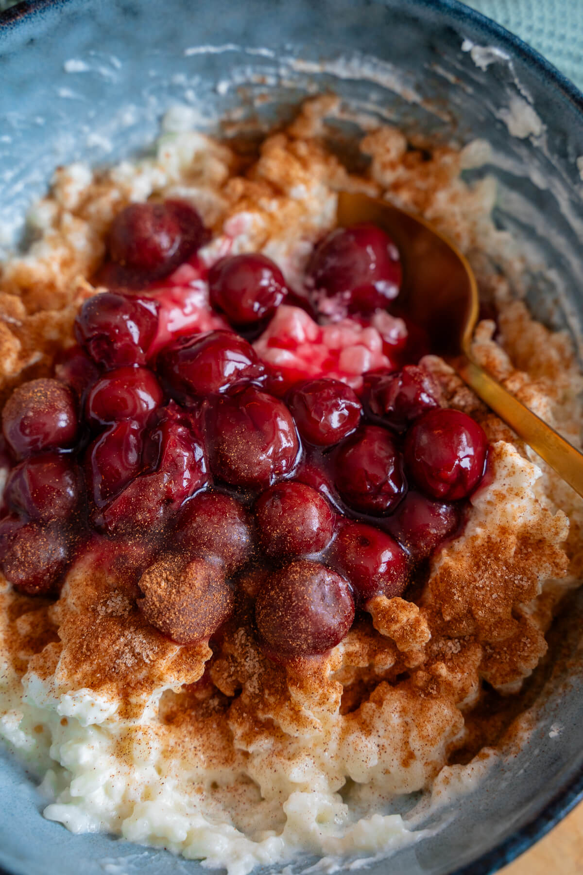 Milchreis mit Quark und Kirschen