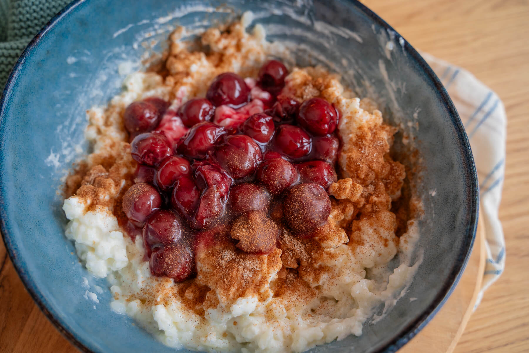 Protein Milchreis mir Quark, Kirschen sowie Zucker und Zimt