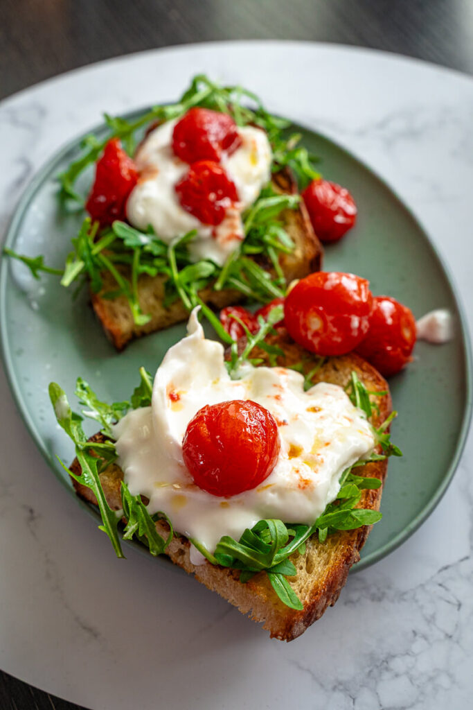 Burrata Brot mit Ofentomaten – perfekt zur Resteverwertung