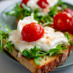 Röstbrot mit Tomaten und Burrata