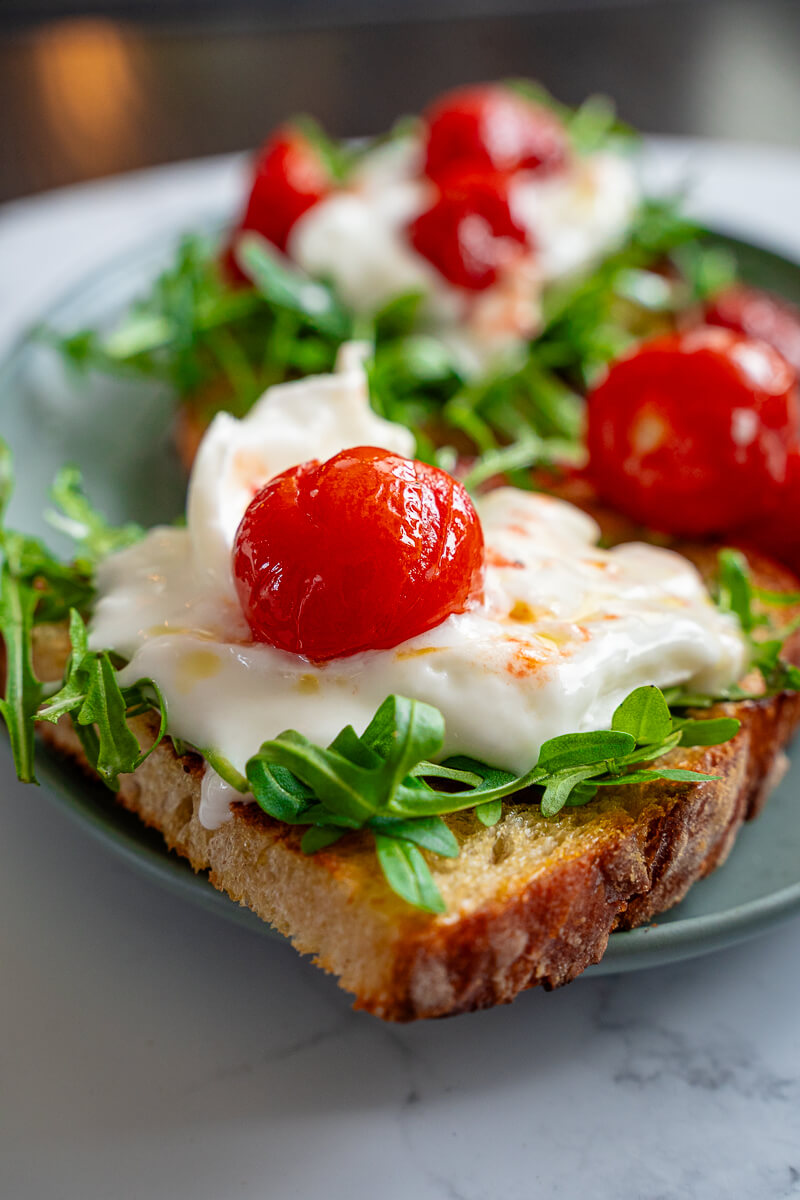 Röstbrot mit Tomaten und Burrata
