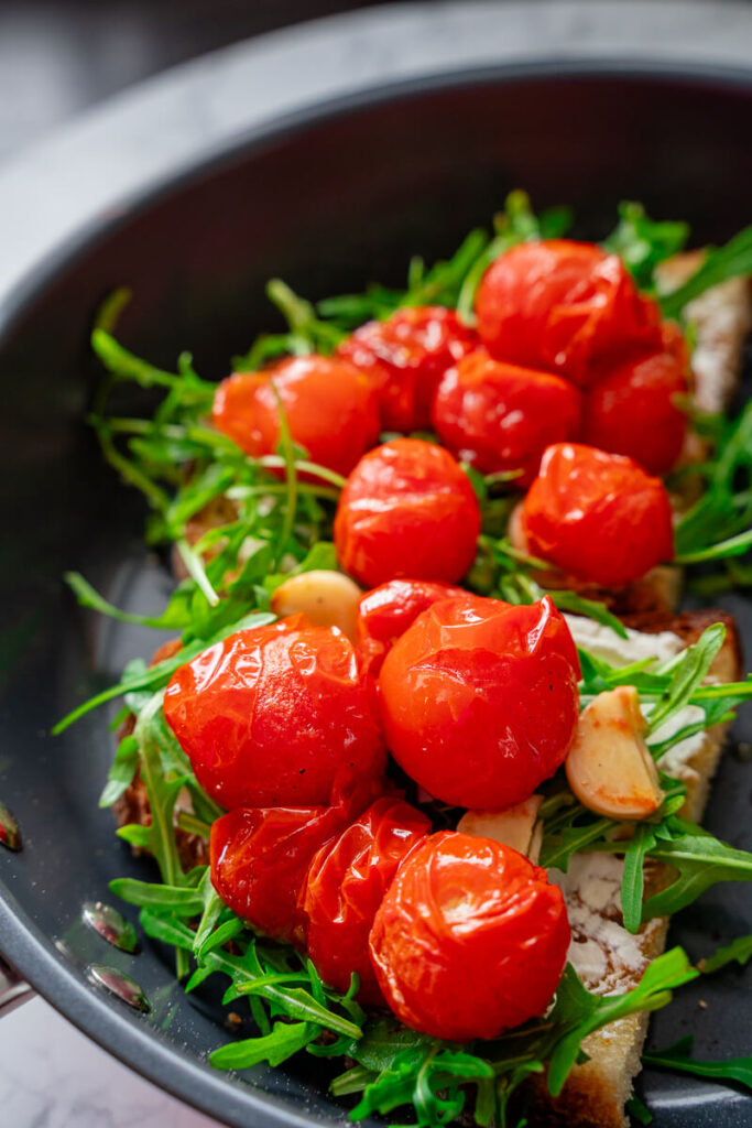 Geröstetes Brot mit Burrata & Rucola – einfach & aromatisch